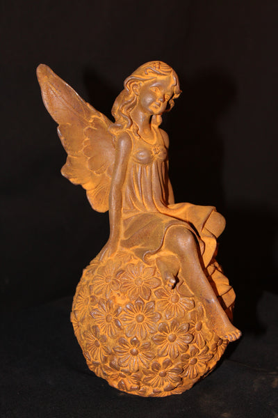 Beeld - Statue : Elfje op bloemenbol - Elfe sur bulbe à fleurs