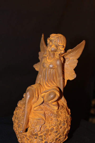 Beeld - Statue : Elfje op bloemenbol - Elfe sur bulbe à fleurs