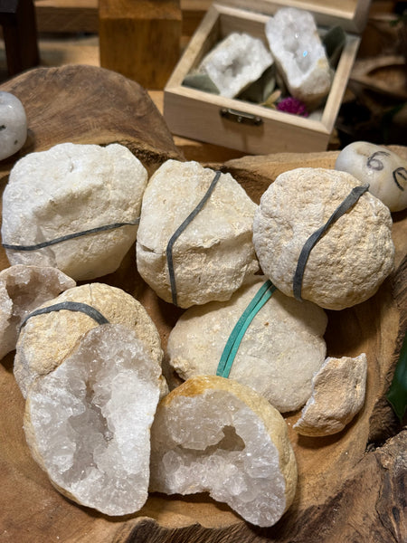 Mooie geodes met bergkristal (ca. 7 cm)