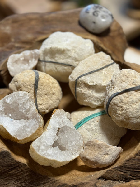 Mooie geodes met bergkristal (ca. 7 cm)